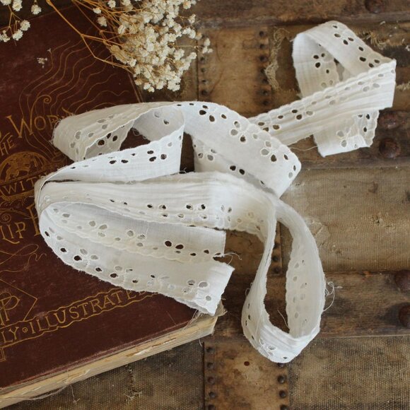 Vintage White Eyelet Lace Trim 1.25", 2 Yards, Scalloped Edge - Picture 5 of 10